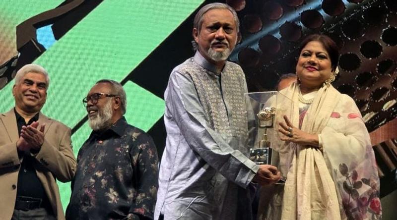 আজীবন সম্মাননা স্বামীর হাতে তুলে দিয়ে কি বললেন কনকচাঁপা?