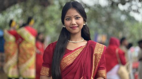 গানে প্রশংসা কুড়াচ্ছেন ঠাকুরগাঁওয়ের মনামি রায়