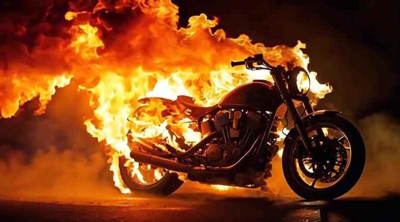 বাইকে তেল নেওয়ার পরই আগুন লাগছে, সতর্ক হবেন কীভাবে?