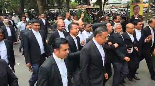 ভার্চুয়াল কোর্ট বাতিলের দাবিতে দ্বিতীয় দিনে আইনজীবীদের বিক্ষোভ