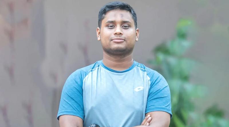 কাকে ‘লালকার্ড’ দেখালেন হাসনাত?
