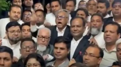 বার নির্বাচনে অংশ নিতে না পারার প্রতিবাদে বিক্ষোভ আ’লীগপন্থী আইনজীবীদের