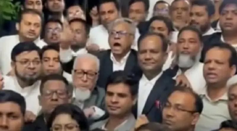 বার নির্বাচনে অংশ নিতে না পারার প্রতিবাদে বিক্ষোভ আ’লীগপন্থী আইনজীবীদের