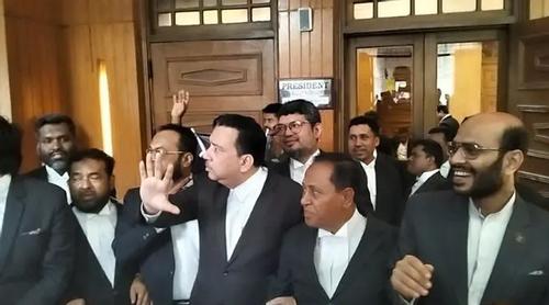 শারীরিক উপস্থিতিতে সুপ্রিম কোর্ট চালু রাখতে আইনজীবীদের বিক্ষোভ