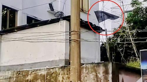 শোকের মাস ঘিরে আওয়ামী লীগ কার্যালয়ে কালো পতাকা