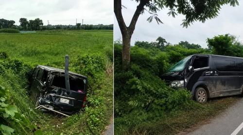 খাদে পড়া মাইক্রোবাসের ভিডিও করতে গিয়ে আরেক মাইক্রোবাস খাদে