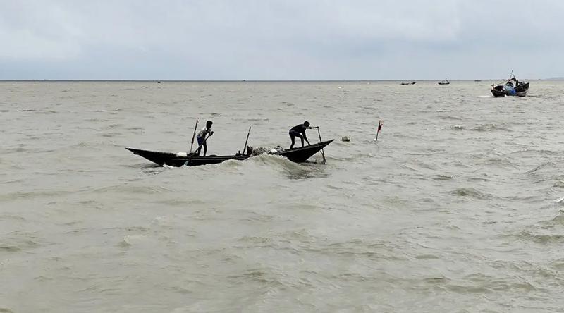 মেঘনা নদীতে ডুবে গেল ট্রলার, ৬ জেলে উদ্ধার