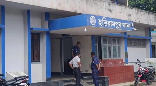 আটক যুবকের পুলিশের গাড়ি থেকে লাফ, ৩ ঘণ্টা পর পরিবারের সহায়তায় থানায় সোপর্দ