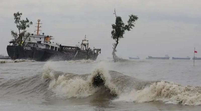 বঙ্গোপসাগরে নিম্নচাপ, ঢাকাসহ ১৫ অঞ্চলে রাতে ঝড় ও বজ্রবৃষ্টির আভাস