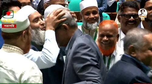 মির্জা ফখরুলের কপালে চুমু দিলেন জামায়াতের মুজিবুর রহমান
