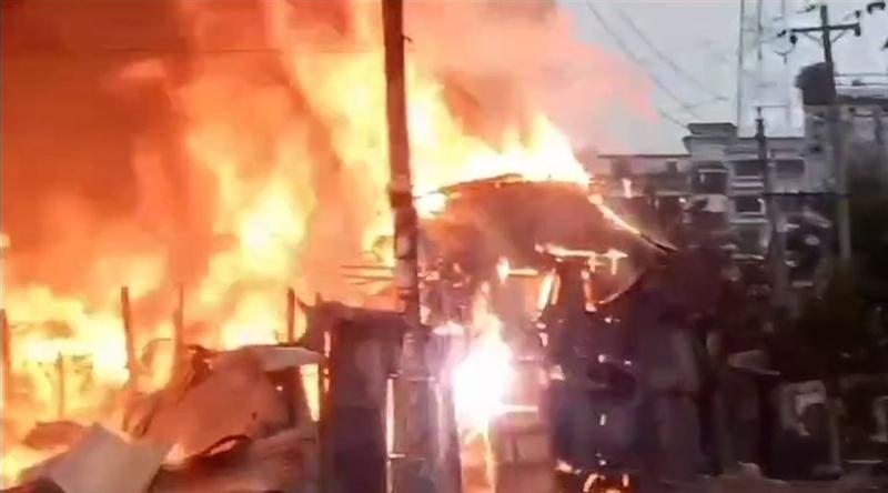 নারায়ণগঞ্জে ইজিবাইক গ্যারেজে আগুন, নিয়ন্ত্রণে ৪ ইউনিট