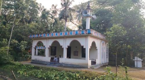 মসজিদের ইমাম-খাদেমের নাম বাদ দিয়ে সম্মানীর তালিকায় জামায়াত নেতাদের নাম