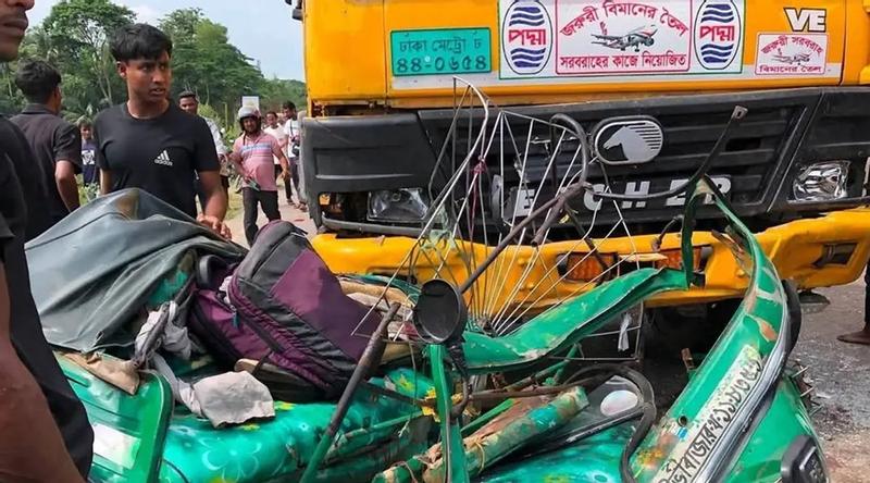 সিলেটে ট্যাংকলরি-অটোরিকশা সংঘর্ষে একই পরিবারের তিনজনসহ নিহত ৪