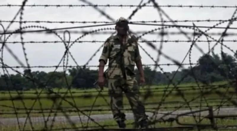 সীমান্তে বাংলাদেশির সঙ্গে ধস্তাধস্তি, অস্ত্র ফেলে পালালো ২ বিএসএফ সদস্য