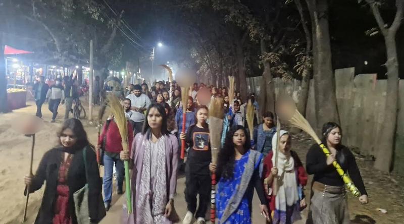 জামায়াত আমিরের এক্স অ্যাকাউন্টের পোস্টের প্রতিবাদে জাবিতে ঝাড়ু মিছিল