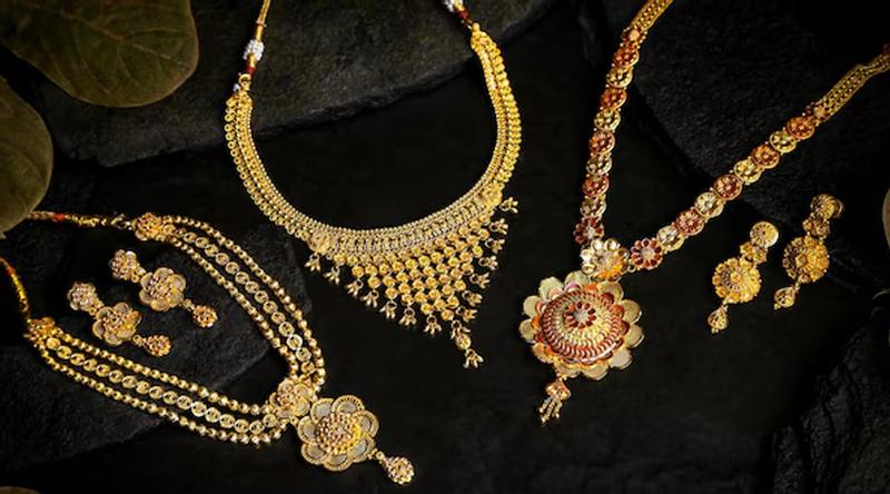 দেশের বাজারে আরও কমলো সোনার দাম