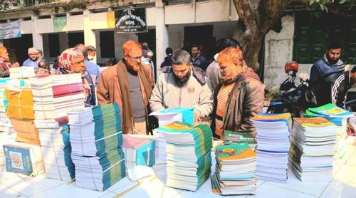 বছরের প্রথম দিনে রাজশাহীর স্কুলে নতুন বই বিতরণ