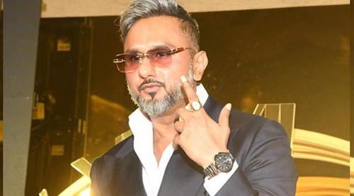 ভরা শীতে ‘উষ্ণতা’র খোঁজ দিয়ে বিপাকে হানি সিং!
