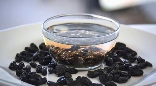 কালো কিশমিশ ভিজিয়ে খেলে কী উপকার?