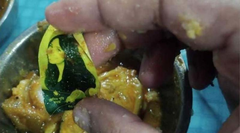 চবির শাহজালাল হলের খাবারে মিলল নারীর ছবিযুক্ত স্টিকার