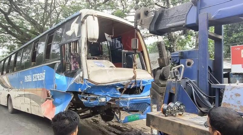 পাবনায় অ্যাম্বুলেন্সের সঙ্গে বাসের সংঘর্ষে প্রাণ হারাল ২