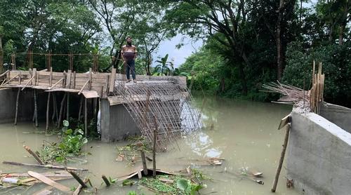ঢালাই দেওয়ার পরপরই ধসে পড়ল নির্মাণাধীন ব্রিজের পাটাতন