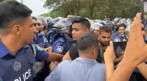 শ্রীমঙ্গলে পুলিশের সঙ্গে হাসনাত-নাসীরুদ্দীনের ধাক্কাধাক্কি