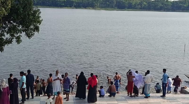 ৬০০ বছরে প্রথমবারের মতো কুমিরশূন্য খানজাহান আলীর মাজারের দিঘি