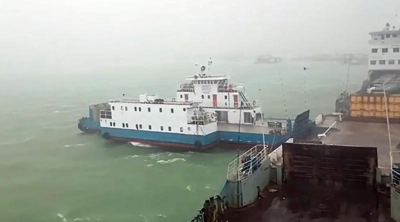 দৌলতদিয়া-পাটুরিয়া নৌরুটে ফেরি চলাচল সাময়িক বন্ধ