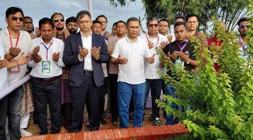 জুলাই শহীদ ওয়াসিমের কবর জিয়ারত করলেন প্রধানমন্ত্রী তারেক রহমান