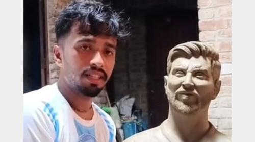 গাইবান্ধায় এবার মেসির ভাস্কর্য বানালেন এক তরুণ
