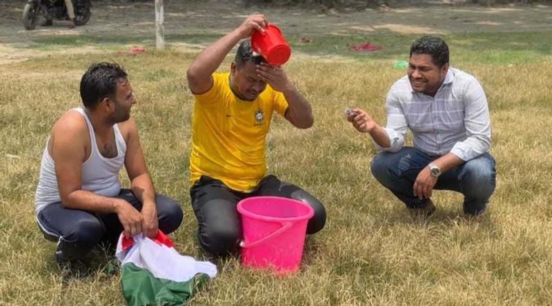 দুধ দিয়ে গোসল করে ব্রাজিলকে বিদায়, ইরানকে সমর্থন ২ তরুণের