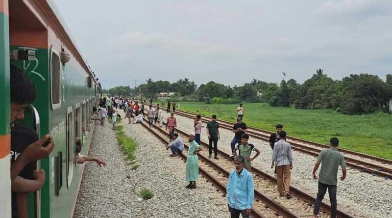 কুমিল্লায় পাহাড়িকা এক্সপ্রেসের ইঞ্জিন বিকল, ট্রেন চলাচল ব্যাহত