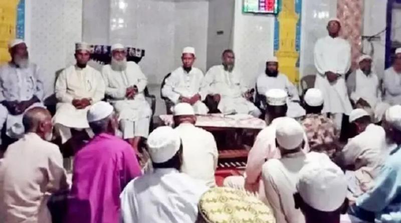 রংপুরে মসজিদের ভেতরে চেয়ার-টেবিল বসিয়ে সভা করল জামায়াত