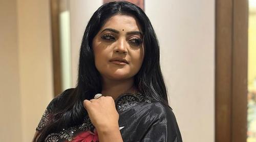 ডাবের পানি দিয়ে রোজা ভাঙ্গেন গায়িকা সালমা