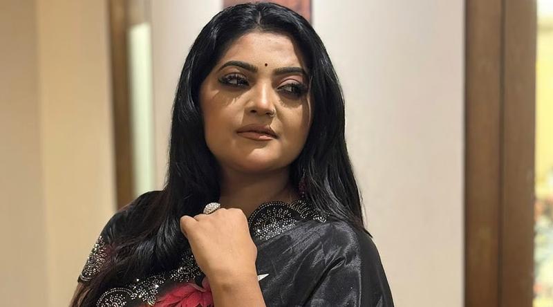 ডাবের পানি দিয়ে রোজা ভাঙ্গেন গায়িকা সালমা