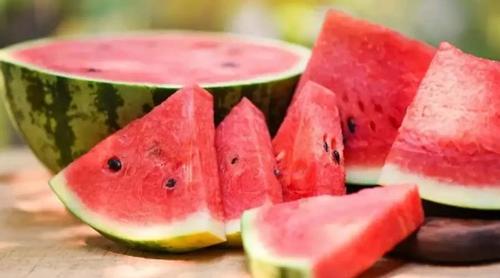তরমুজে এক চিমটি লবণ মিশিয়ে খাবেন কেন?