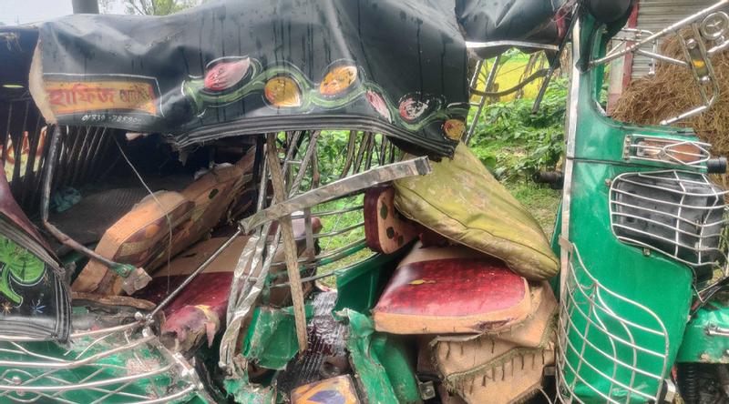 নেত্রকোনায় বাস-অটোরিকশার মুখোমুখি সংঘর্ষে নিহত ২