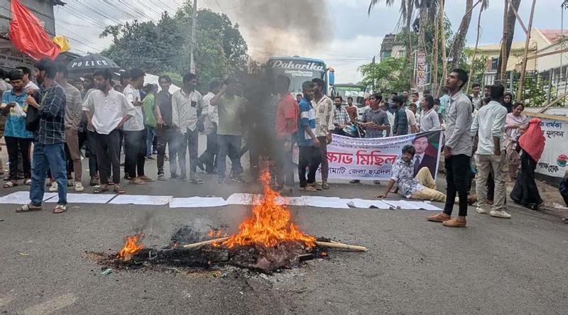 রাঙামাটিতে ছাত্রদলের পদবঞ্চিত নেতাকর্মীদের সড়ক অবরোধ