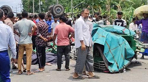 ময়মনসিংহে ট্রাক ও অটোরিকশার সংঘর্ষে প্রাণ গেল ৩ জনের