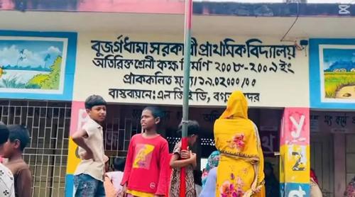 বগুড়ায় শিক্ষার্থীদের জুতার মালা পরানোর অভিযোগে শিক্ষিকাকে শোকজ