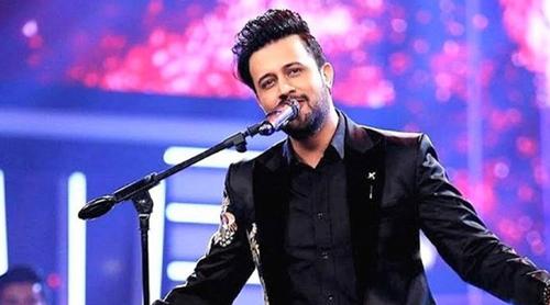 মঞ্চে অদ্ভুত কাণ্ড নারী ভক্তের, অস্বস্তিতে আতিফ আসলাম