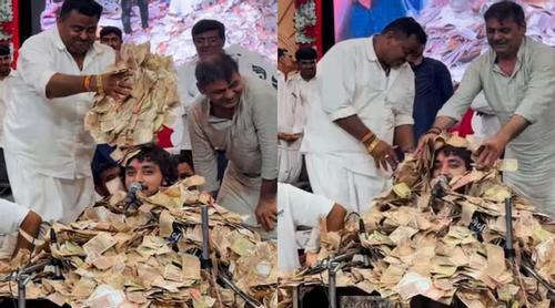 টাকার স্তূপের নিচে চাপা পড়েও গান চালিয়ে গেলেন গায়ক!