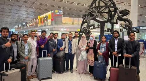 চীন পৌঁছেছেন সাদিক কায়েমসহ ডাকসুর ১৫ নেতা