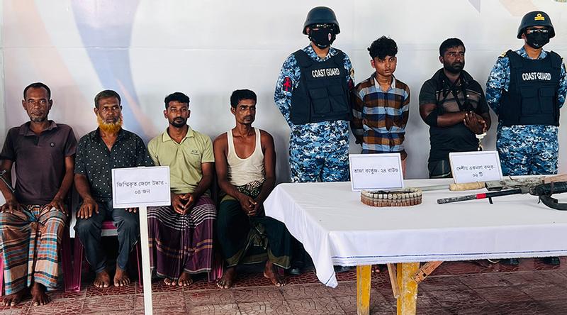 সুন্দরবনে করিম শরীফ বাহিনীর সেকেন্ড ইন কমান্ড সহ ২ বনদস্যু আটক, জিম্মি ৪ জেলে উদ্ধার