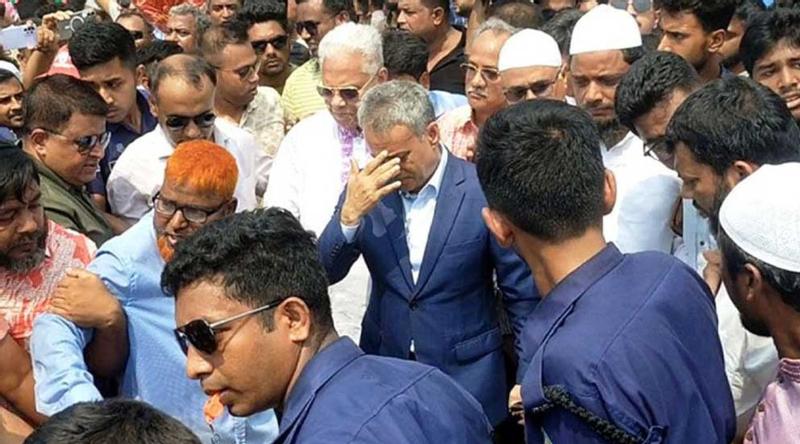 মঞ্চে প্রধানমন্ত্রীর ছবি না থাকায় হট্টগোল, তোপের মুখে ফিরে গেলেন সেতুমন্ত্রী