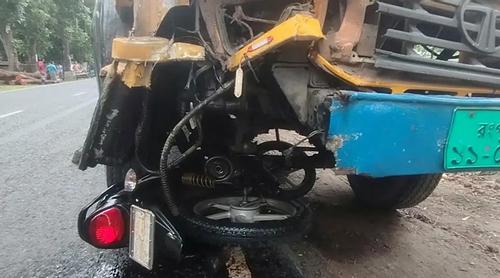 ট্রাকের চাকার নিচে মোটরসাইকেল, নিহত ৩