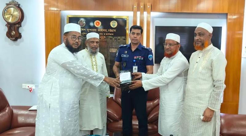 এসপি মাসুদকে ইসলামিক বই উপহার দিলেন জামায়াত নেতারা