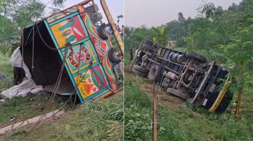 টাঙ্গাইলে ট্রাক উল্টে নিহত ১৫ জনের মরদেহ পরিবারের কাছে হস্তান্তর