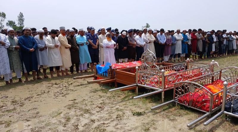 নওগাঁয় একসঙ্গে ৬ জনের জানাজা শেষে দাফন সম্পন্ন
